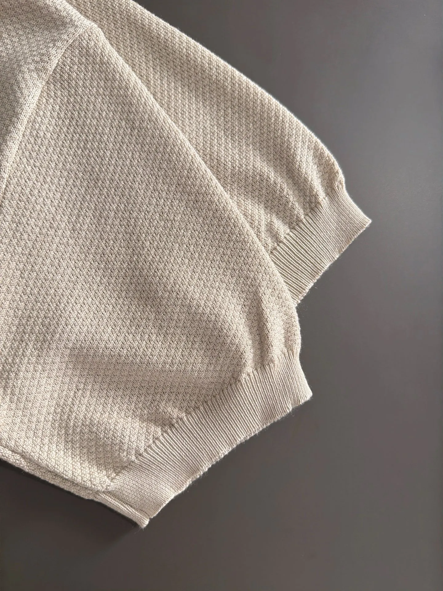 Next day shipment BC high quality-Brunello Cucineli 26ss New Arrival men's short-sleeved T-shirt. Like LP, it belongs to the same old-money style top brand. New Arrival is a top-notch brand. New Arrival Original men's casual short-sleeved. Made of combed cotton yarn knitted cotton-like fabric. Exclusive Premium custom-controlled raw materials. It feels substantial when weighed. The upper body is also more textured than ordinary T-shirts. Fashionable Versatile Hot Sale, skin-friendly and comfortable to wear, premium boutique, exquisite workmanship from Factory, great upper body, essential item for men, complete with three standards Sizes M-3XL